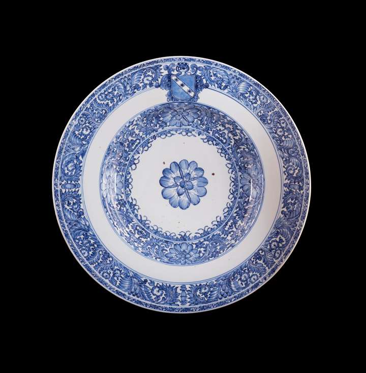 Chinese armorial porcelain blue and white charger with the arms of Ginori